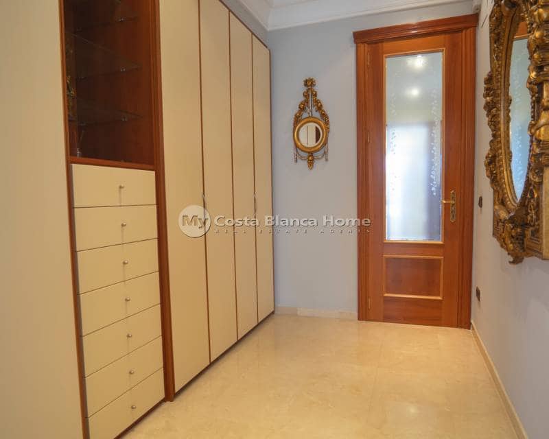 5 slaapkamer Appartement te koop in Benidorm met zwembad - € 1.700.000 (Ref: 9420559)