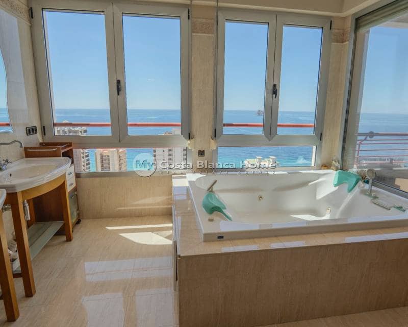 5 slaapkamer Appartement te koop in Benidorm met zwembad - € 1.700.000 (Ref: 9420559)
