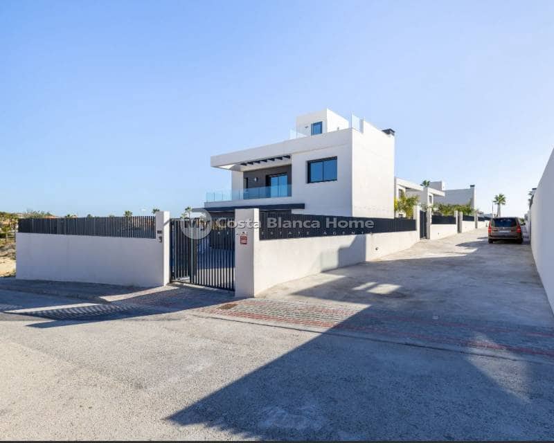 3 bedroom Villa for sale in Algorfa with pool - € 550,000 (Ref: 9420568)