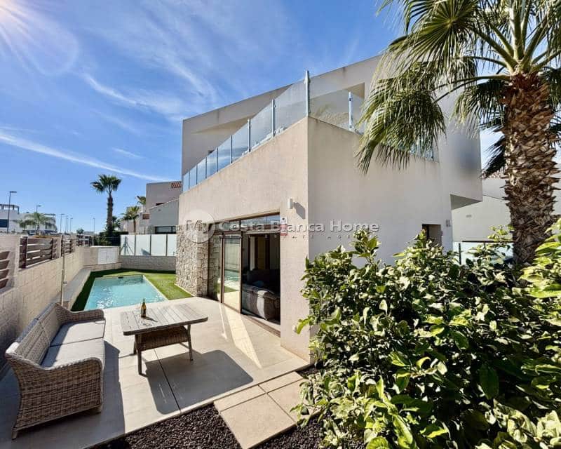 Chalet de 3 habitaciones en Benijófar en venta con piscina - 395.000 € (Ref: 9420571)