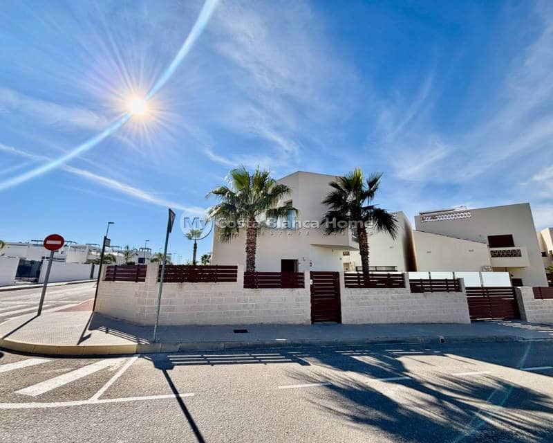 Chalet de 3 habitaciones en Benijófar en venta con piscina - 395.000 € (Ref: 9420571)