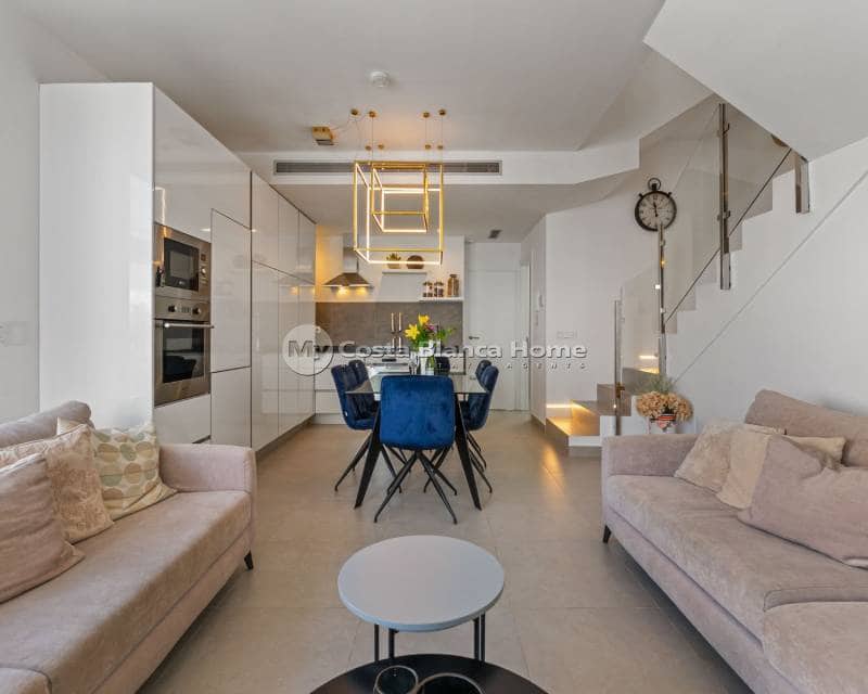 Chalet de 3 habitaciones en Villamartin en venta con piscina - 429.000 € (Ref: 9420572)