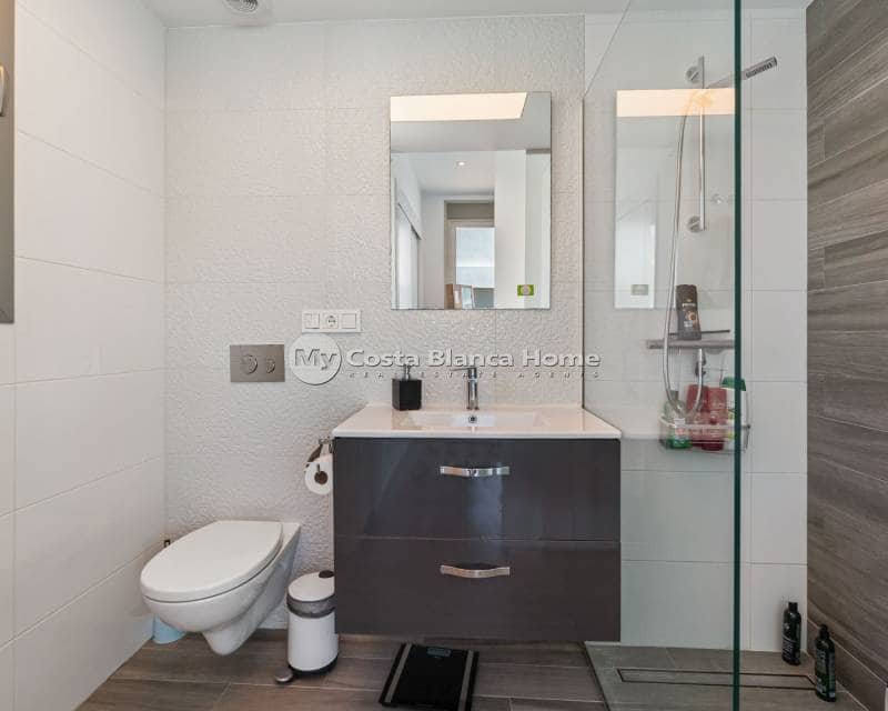 Chalet de 3 habitaciones en Villamartin en venta con piscina - 429.000 € (Ref: 9420572)