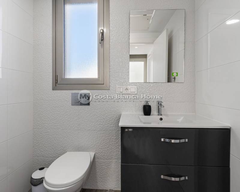 Chalet de 3 habitaciones en Villamartin en venta con piscina - 429.000 € (Ref: 9420572)