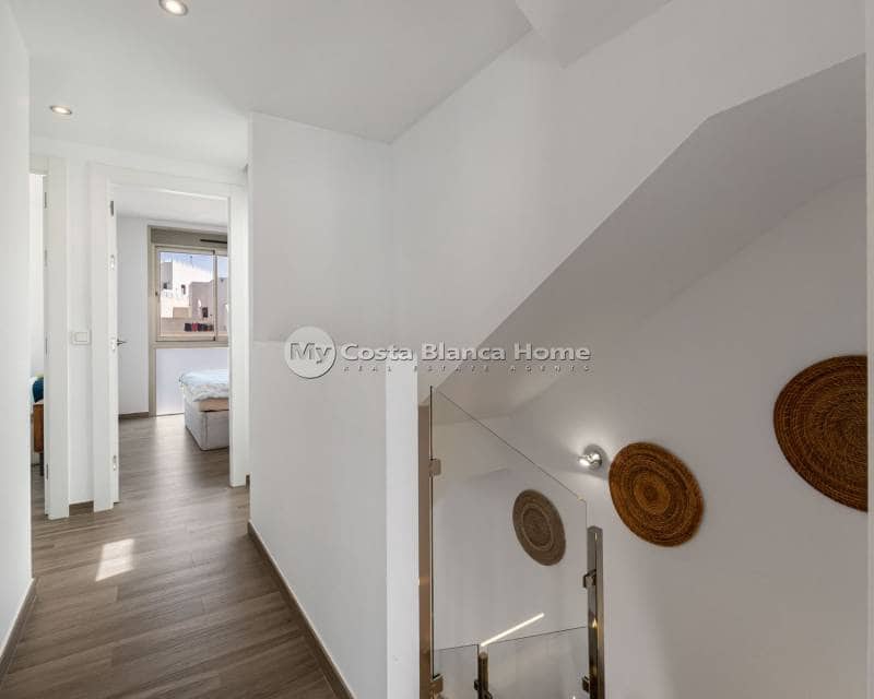 Chalet de 3 habitaciones en Villamartin en venta con piscina - 429.000 € (Ref: 9420572)