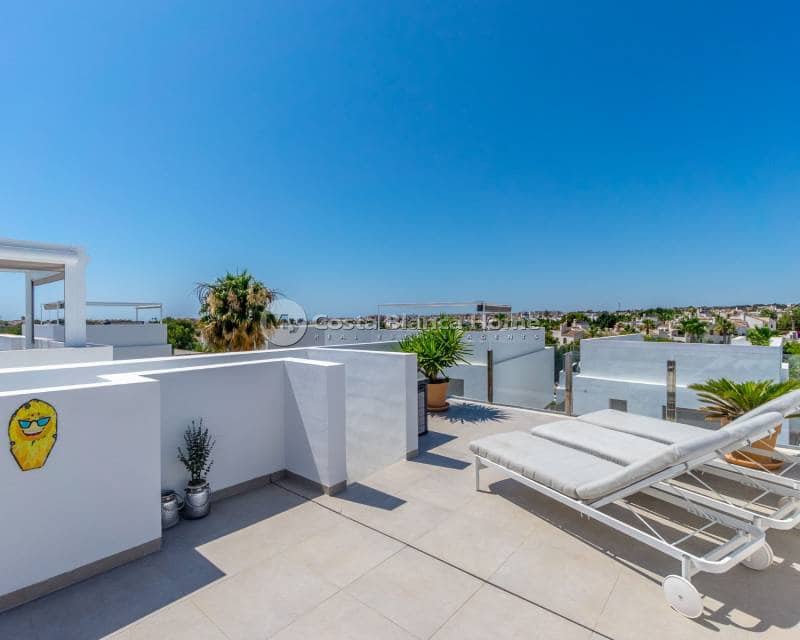 Chalet de 3 habitaciones en Villamartin en venta con piscina - 429.000 € (Ref: 9420572)