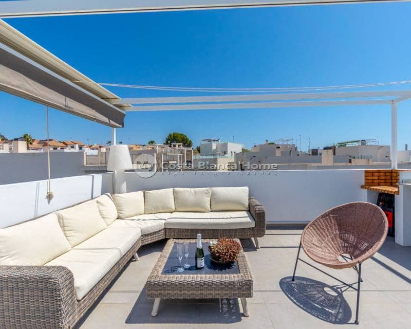 Chalet de 3 habitaciones en Villamartin en venta con piscina - 429.000 € (Ref: 9420572)