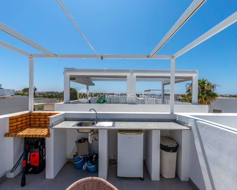 Chalet de 3 habitaciones en Villamartin en venta con piscina - 429.000 € (Ref: 9420572)