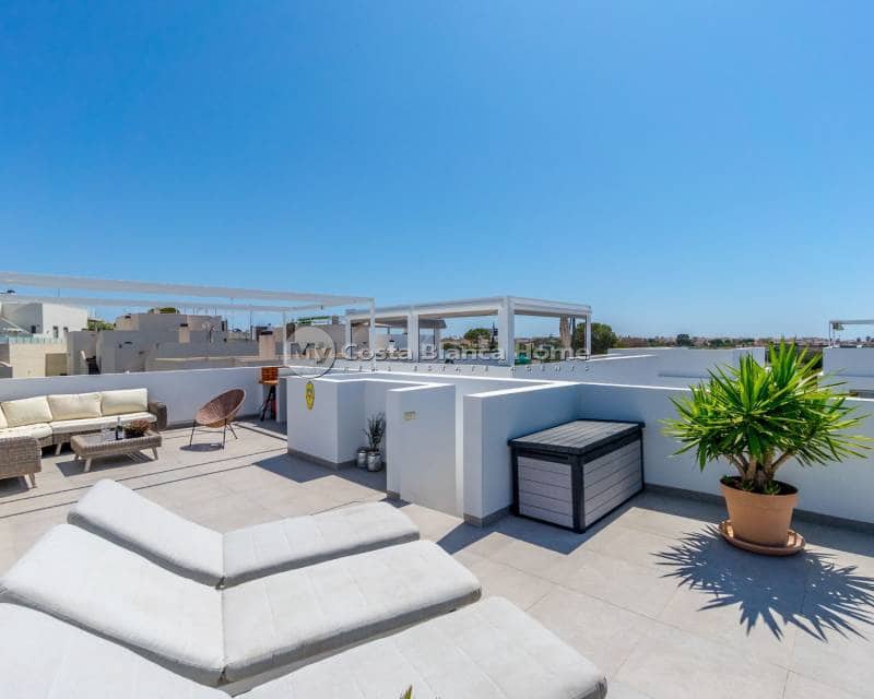 Chalet de 3 habitaciones en Villamartin en venta con piscina - 429.000 € (Ref: 9420572)