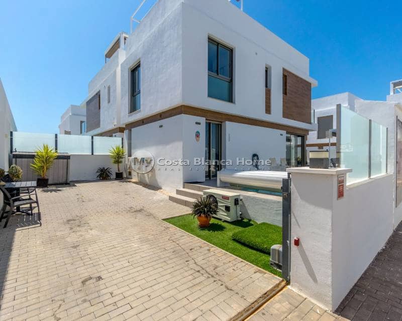 Chalet de 3 habitaciones en Villamartin en venta con piscina - 429.000 € (Ref: 9420572)