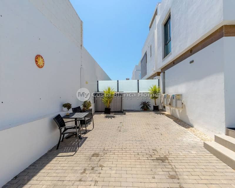 Chalet de 3 habitaciones en Villamartin en venta con piscina - 429.000 € (Ref: 9420572)