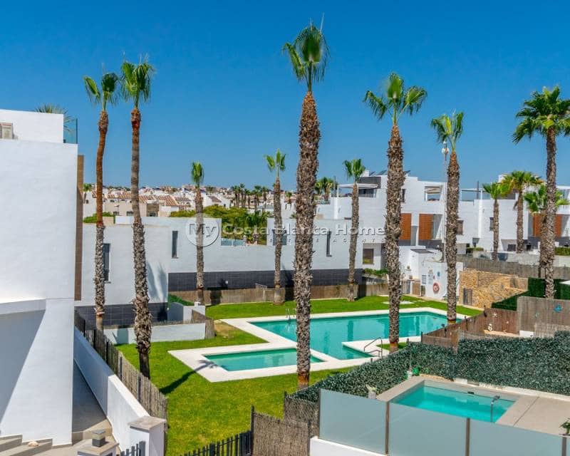 Chalet de 3 habitaciones en Villamartin en venta con piscina - 429.000 € (Ref: 9420572)