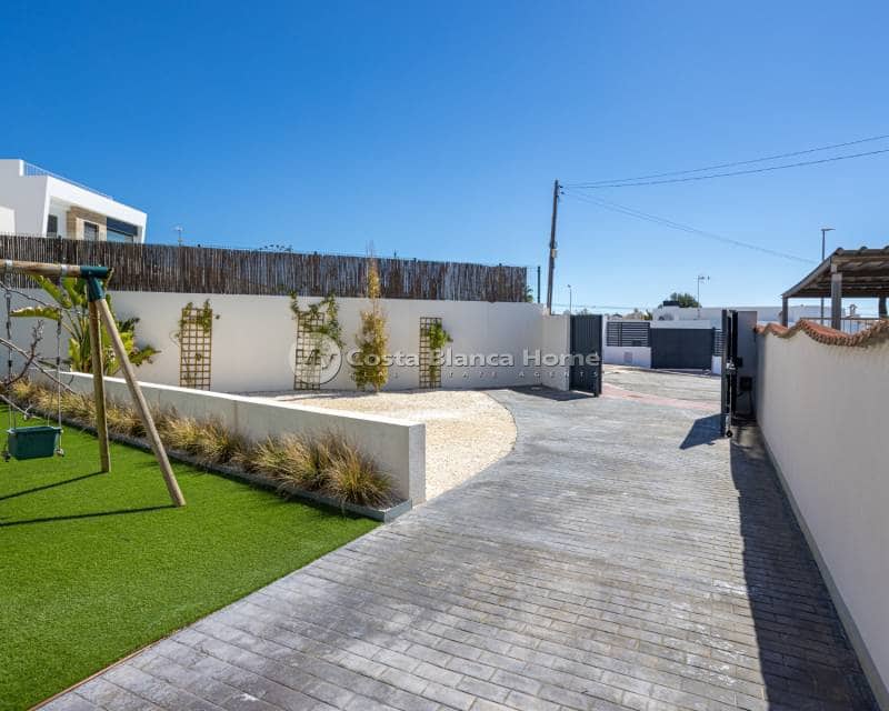 3 bedroom Villa for sale in Ciudad Quesada with pool - € 699,000 (Ref: 9420574)