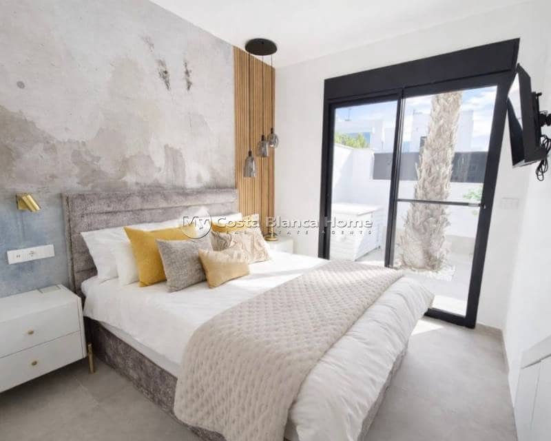 3 soverom Kjedet enebolig til salgs i Santiago de la Ribera med svømmebasseng - € 699 900 (Ref: 9420579)