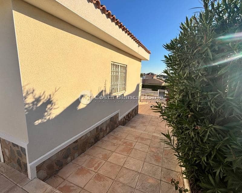 5 bedroom Villa for sale in Ciudad Quesada with pool - € 595,000 (Ref: 9420602)