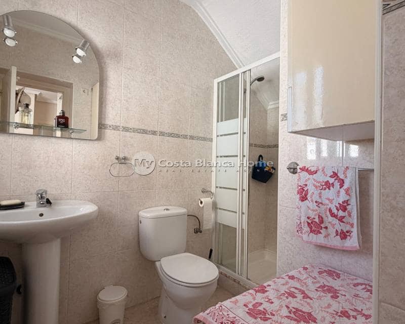 2 soverom Kjedet enebolig til salgs i Ciudad Quesada med svømmebasseng - € 229 900 (Ref: 9756750)