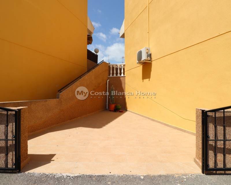 Casa de 2 habitaciones en Algorfa en venta con piscina - 174.950 € (Ref: 9820889)