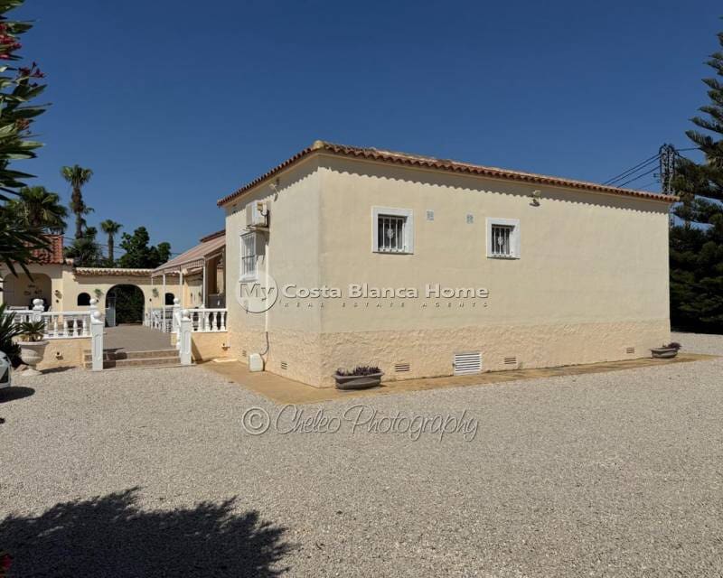 3 bedroom Villa for sale in Catral with pool - € 425,000 (Ref: 9911991)