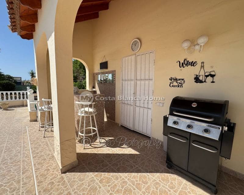 3 bedroom Villa for sale in Catral with pool - € 425,000 (Ref: 9911991)