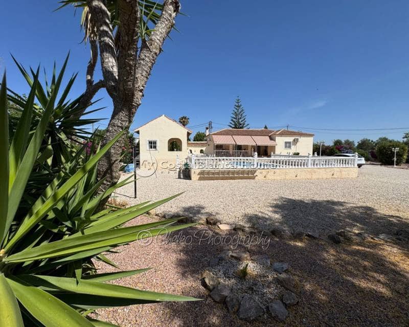3 bedroom Villa for sale in Catral with pool - € 425,000 (Ref: 9911991)