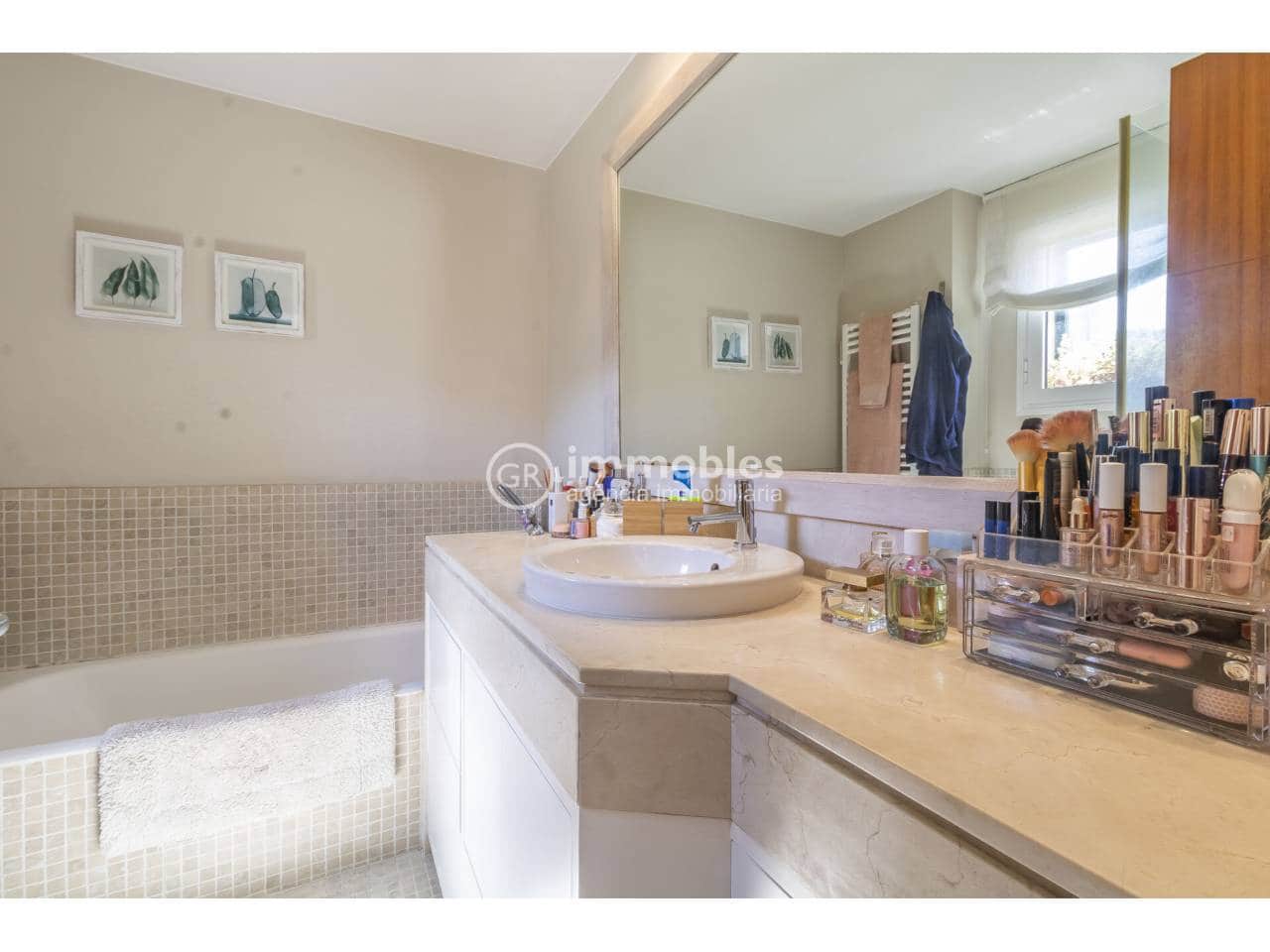 3 bedroom Townhouse for sale in Buger with garage - € 560,000 (Ref: 9437940)