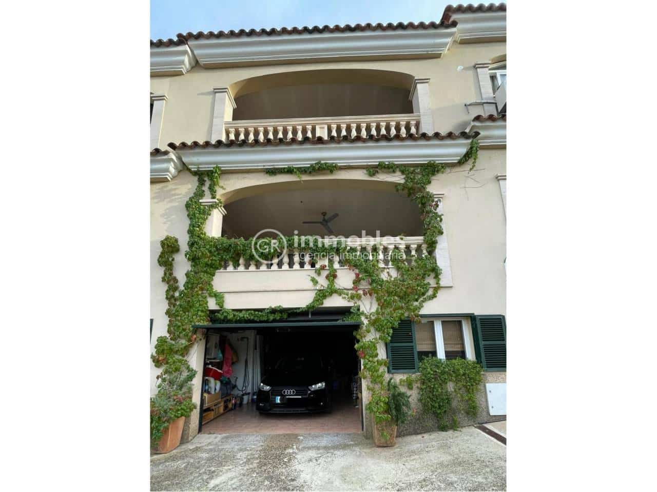 3 bedroom Townhouse for sale in Buger with garage - € 560,000 (Ref: 9437940)