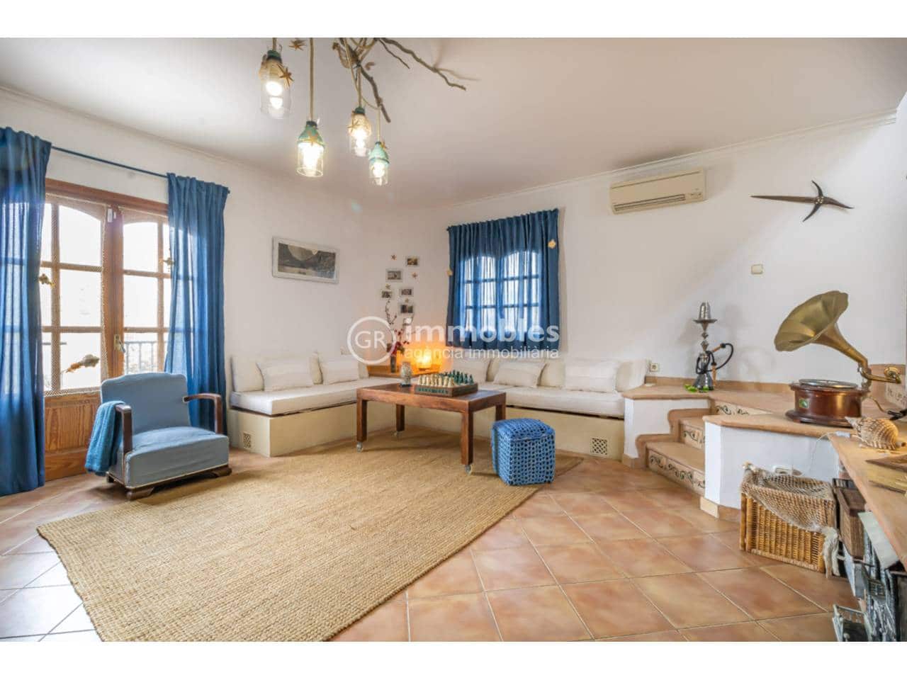 3 bedroom Villa for sale in Llucmajor with pool garage - € 999,000 (Ref: 9437951)