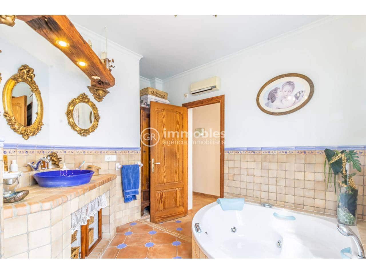 3 bedroom Villa for sale in Llucmajor with pool garage - € 999,000 (Ref: 9437951)