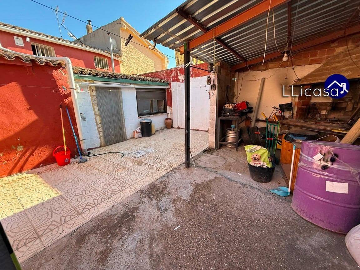 6 soveværelse Byhus til salg i Requena - € 149.900 (Ref: 8960239)