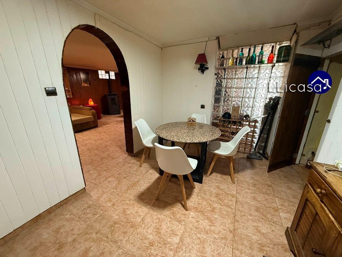 6 soveværelse Byhus til salg i Requena - € 149.900 (Ref: 8960239)