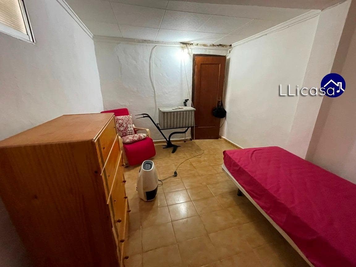 6 soveværelse Byhus til salg i Requena - € 149.900 (Ref: 8960239)