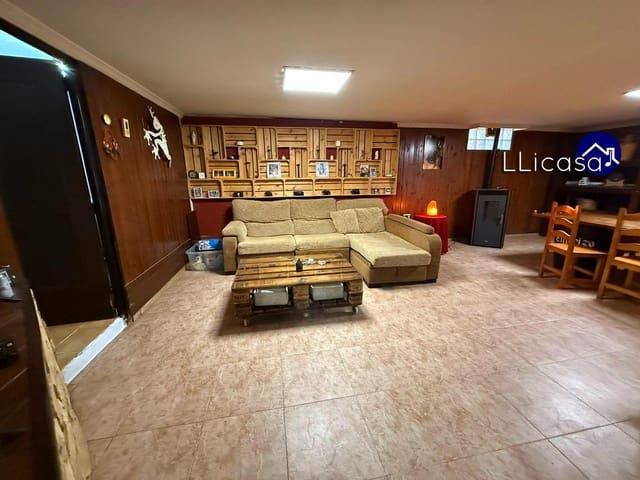 6 soveværelse Byhus til salg i Requena - € 149.900 (Ref: 8960239)