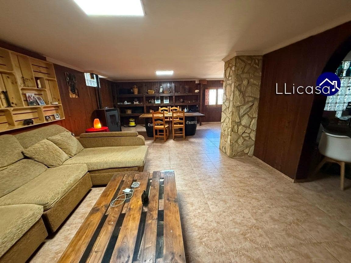 6 soveværelse Byhus til salg i Requena - € 149.900 (Ref: 8960239)