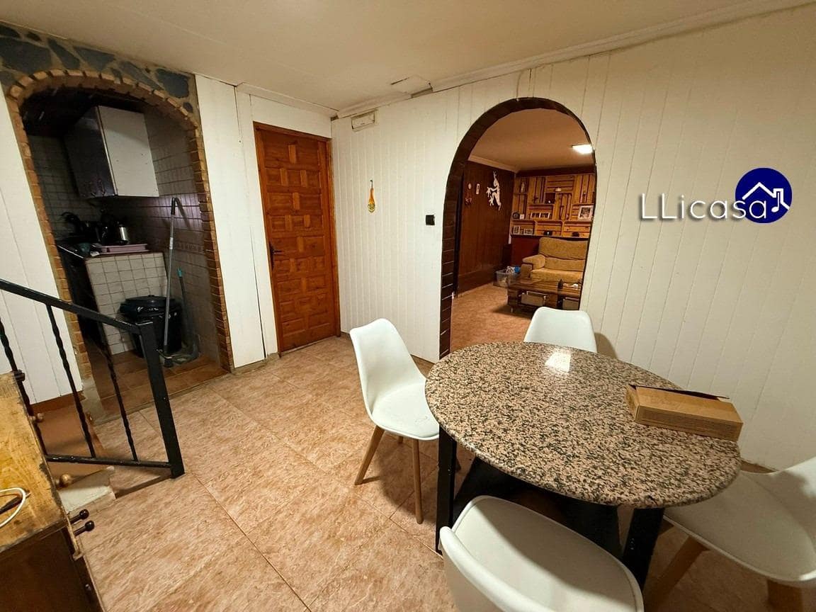 6 soveværelse Byhus til salg i Requena - € 149.900 (Ref: 8960239)