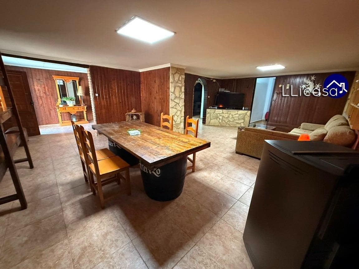 6 soveværelse Byhus til salg i Requena - € 149.900 (Ref: 8960239)