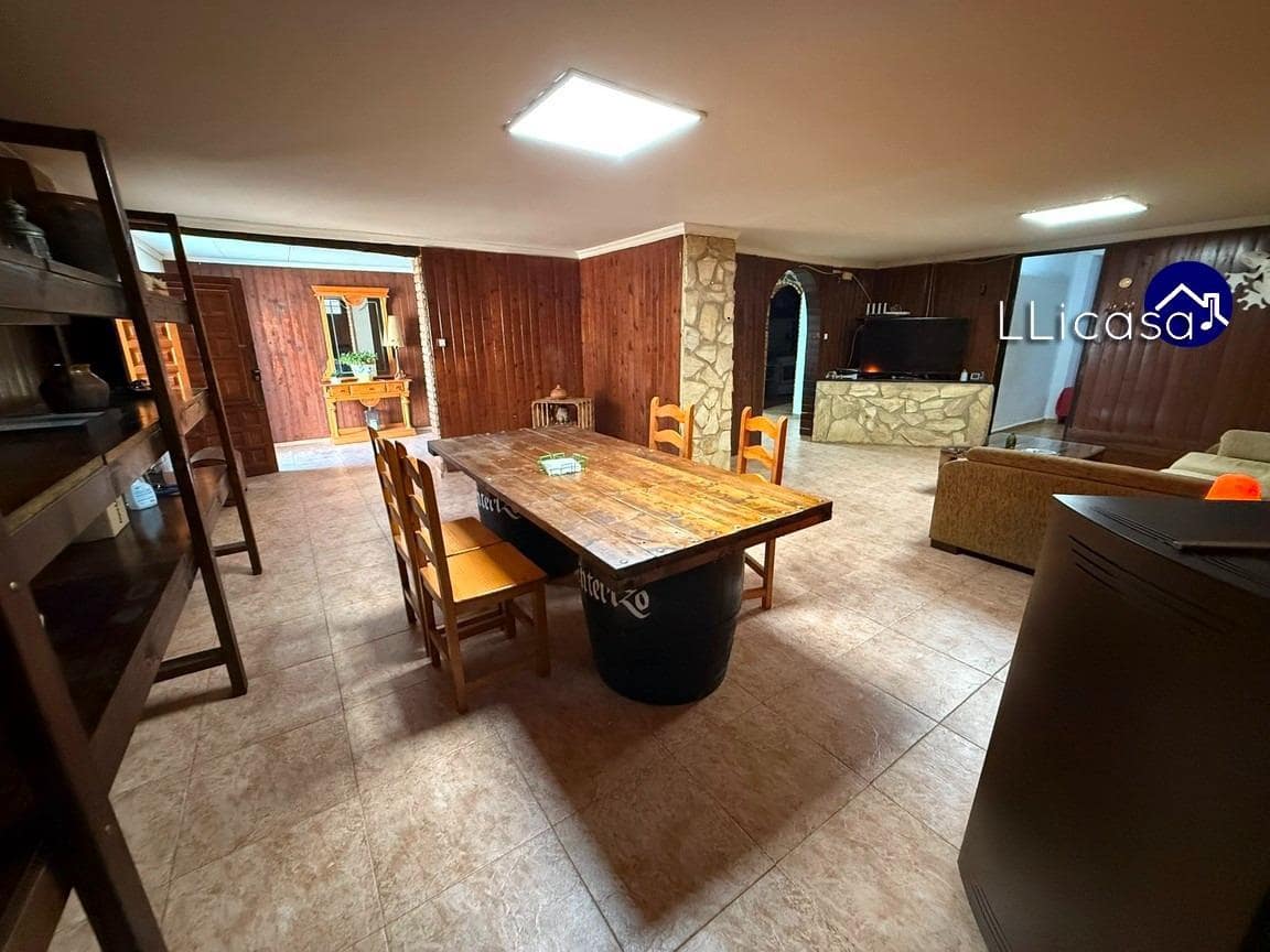 6 soveværelse Byhus til salg i Requena - € 149.900 (Ref: 8960239)