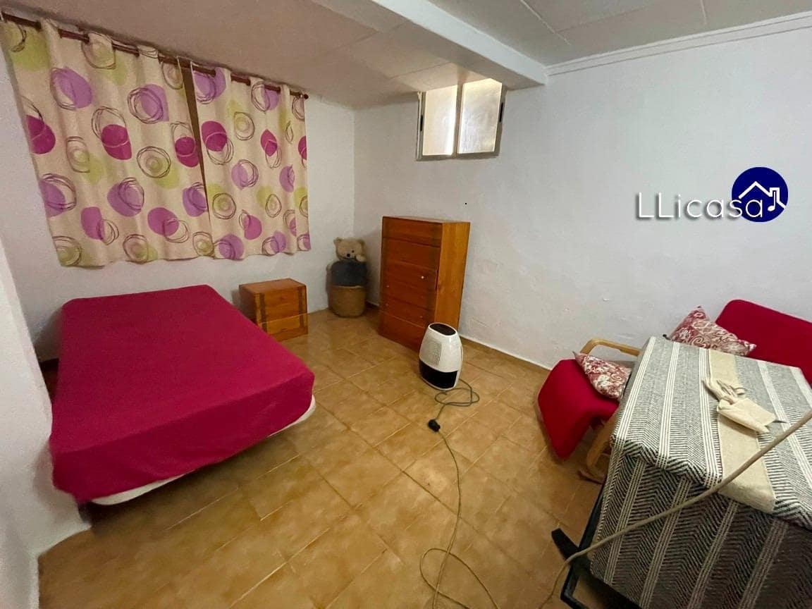 6 soveværelse Byhus til salg i Requena - € 149.900 (Ref: 8960239)