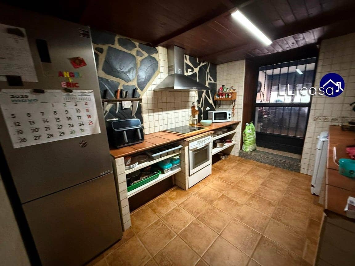 6 soveværelse Byhus til salg i Requena - € 149.900 (Ref: 8960239)