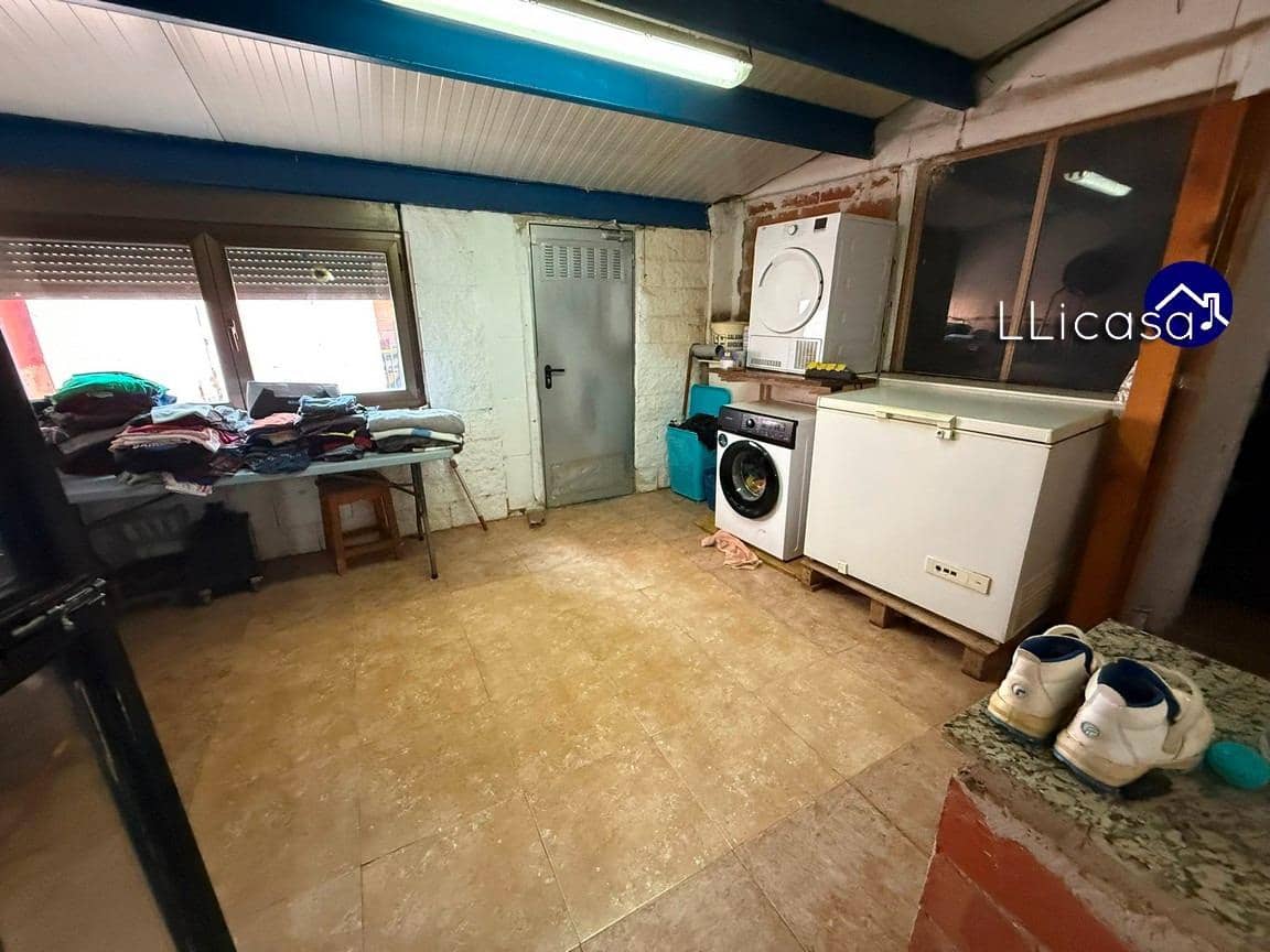 6 soveværelse Byhus til salg i Requena - € 149.900 (Ref: 8960239)