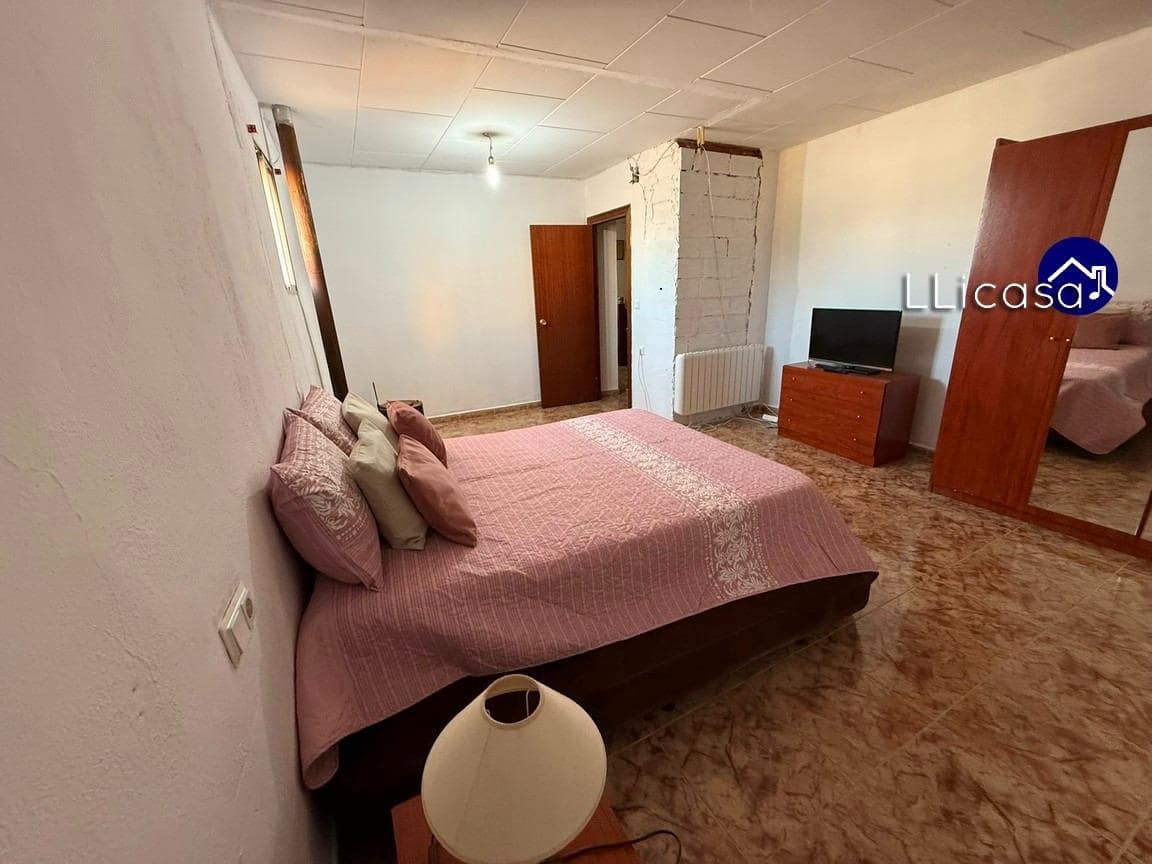 6 soveværelse Byhus til salg i Requena - € 149.900 (Ref: 8960239)