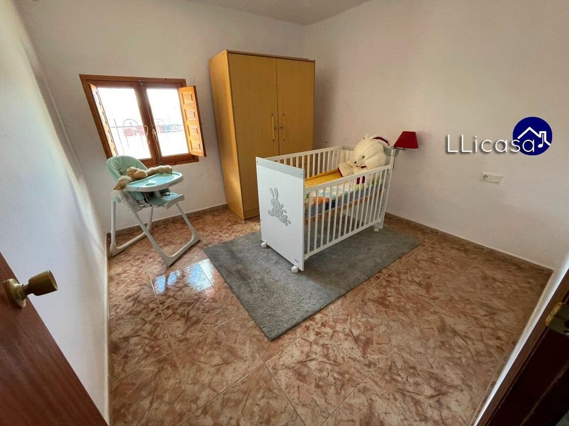 6 soveværelse Byhus til salg i Requena - € 149.900 (Ref: 8960239)