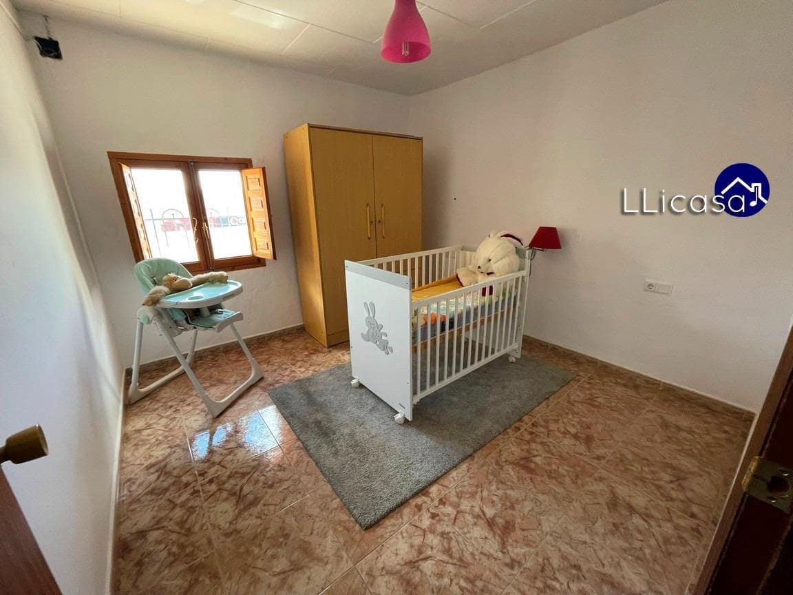 6 soveværelse Byhus til salg i Requena - € 149.900 (Ref: 8960239)