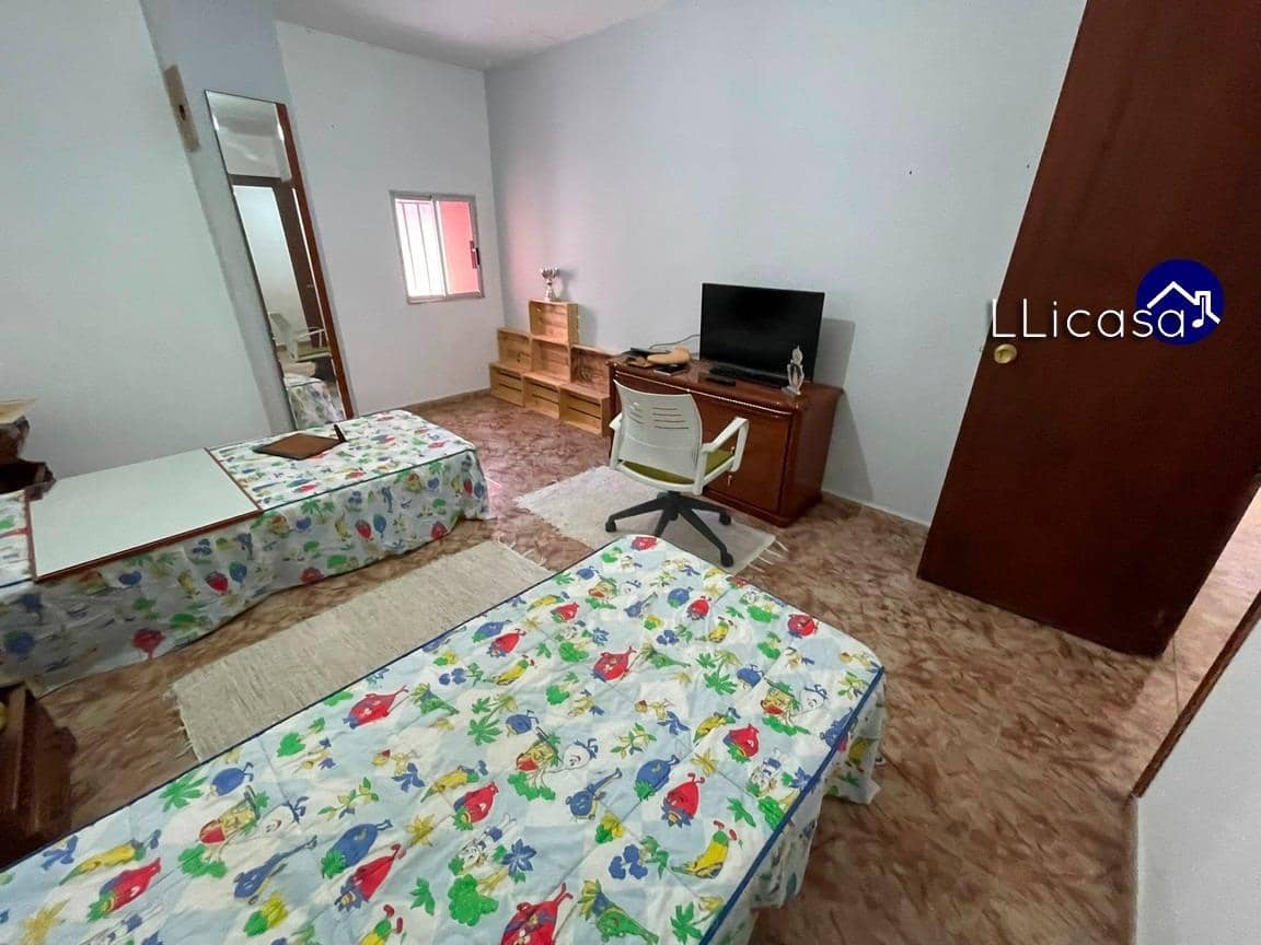 6 soveværelse Byhus til salg i Requena - € 149.900 (Ref: 8960239)