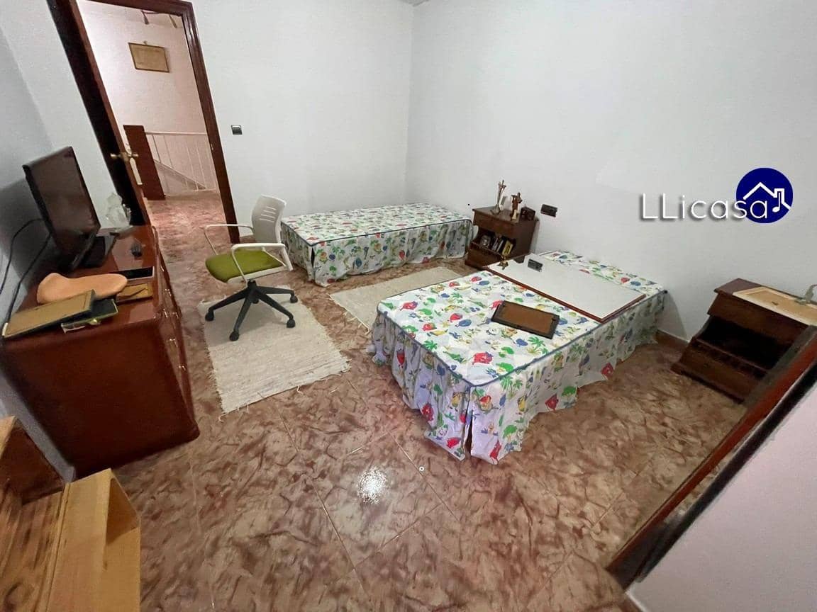 6 soveværelse Byhus til salg i Requena - € 149.900 (Ref: 8960239)