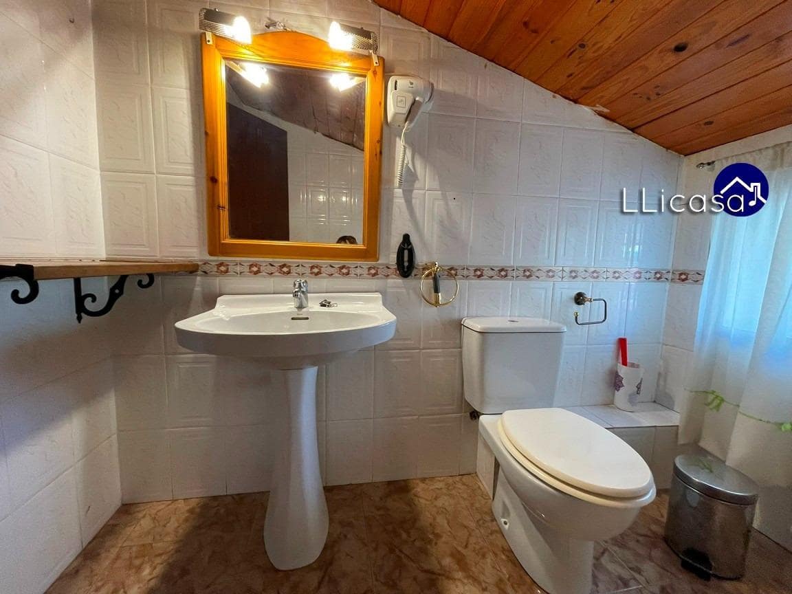 6 soveværelse Byhus til salg i Requena - € 149.900 (Ref: 8960239)