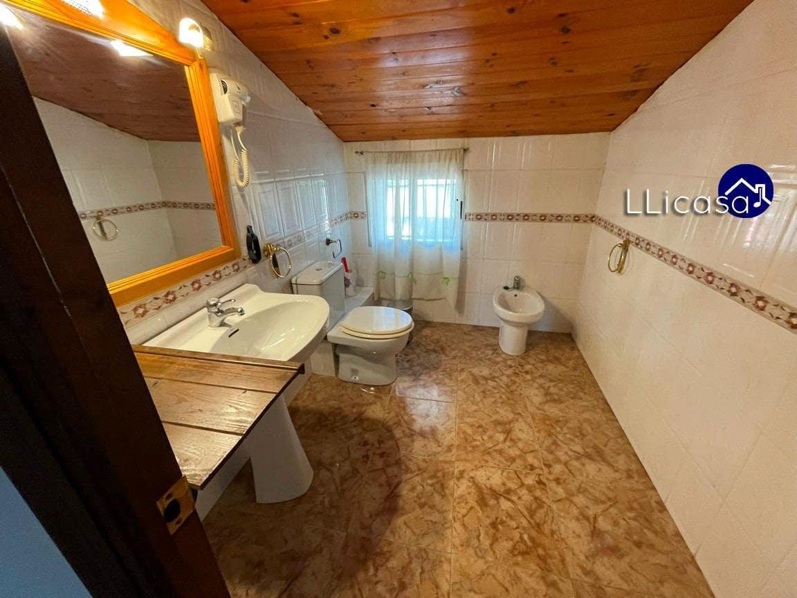 6 soveværelse Byhus til salg i Requena - € 149.900 (Ref: 8960239)