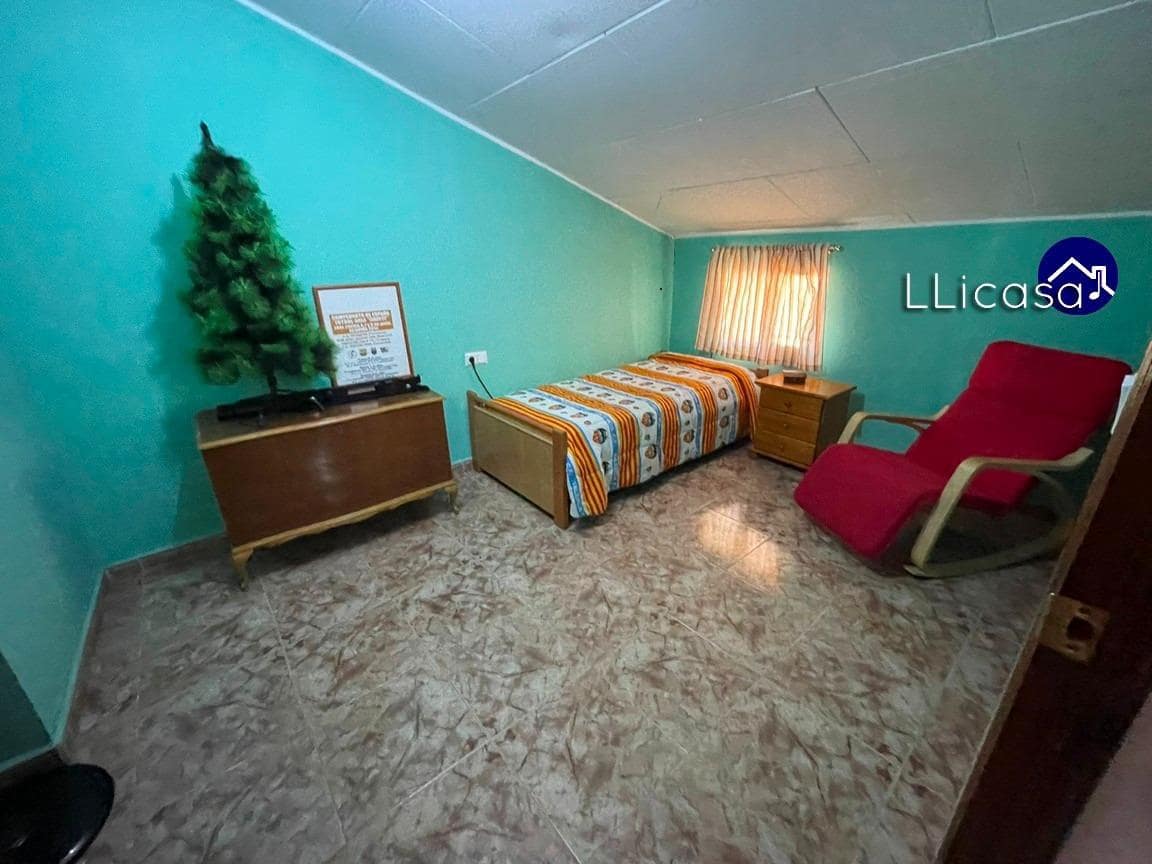 6 soveværelse Byhus til salg i Requena - € 149.900 (Ref: 8960239)