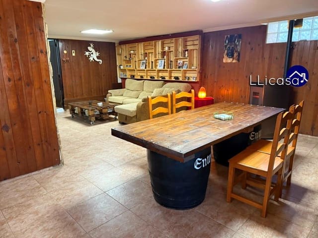 6 soveværelse Byhus til salg i Requena - € 149.900 (Ref: 8960239)