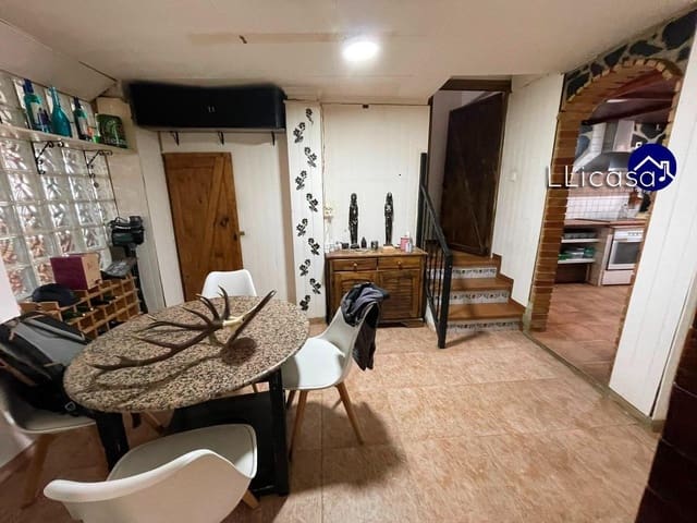 6 soveværelse Byhus til salg i Requena - € 149.900 (Ref: 8960239)