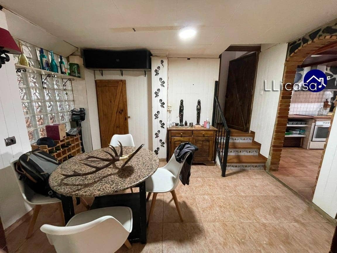 6 soveværelse Byhus til salg i Requena - € 149.900 (Ref: 8960239)